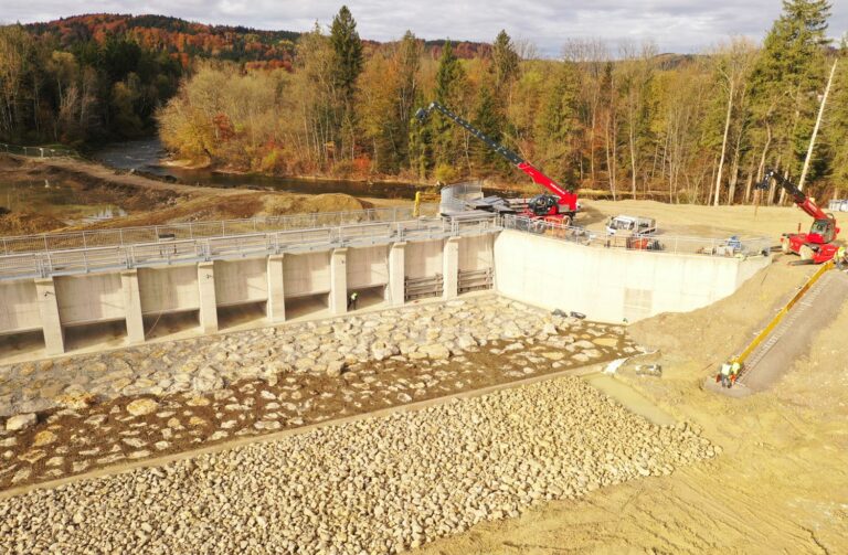 Foto_2_Einlassbauwerk-mit-2-einegbaueten-Schützen-(Drohnenbild)