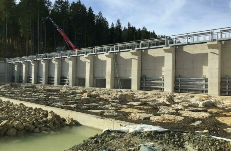 Foto_3_Einlassbauwerk mit 9 eingebauten Schützen